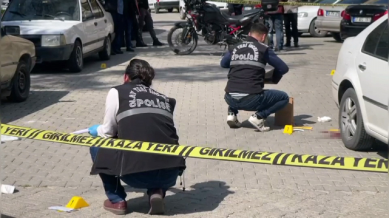 Eşinin kardeşini öldürüp başında bekledi!
