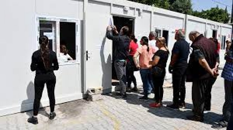 Deprem bölgesinde vatandaşlar sandık başında.