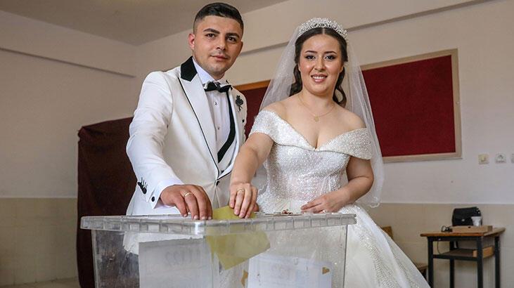 İlk turda erteledikleri nikahı, ikinci turda kıyıp oy kullanmaya geldiler