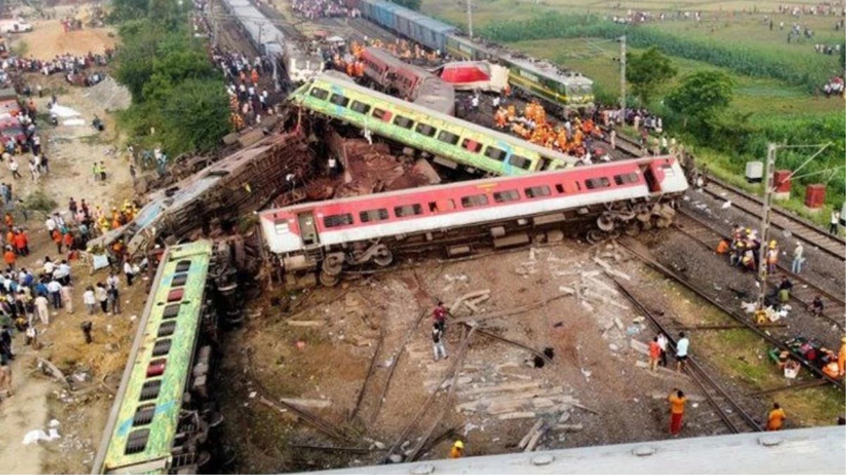 Hindistan’daki tren kazasına bilanço korkunç: 288 ölü, 900’den fazla yaralı var