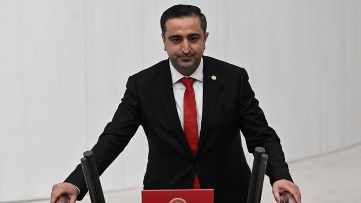 Tüm gözler onların üzerindeydi! HÜDA PAR Sözcüsü Serkan Ramanlı, TBMM’de milletvekili yemin metnini okudu