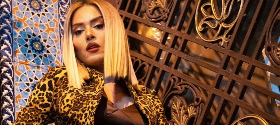 Demet AKALIN’ın Ayaklı Reklam Panosuyum