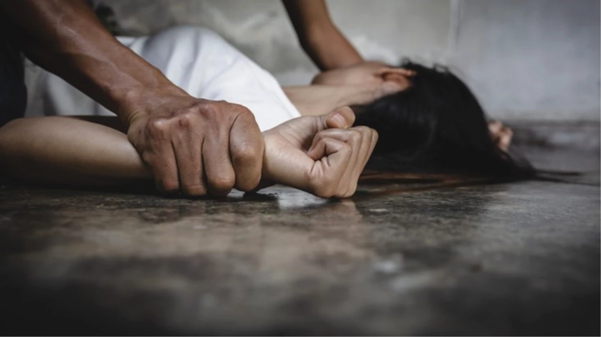 Eiffel Kulesinin dibinde 27 yaşındaki kadın 5 kişinin tecavüzüne uğradı