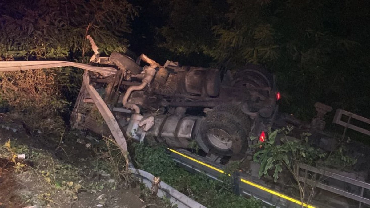 Tır takla attı, emniyet kemeri takılı olan sürücünün burnu bile kanamadı