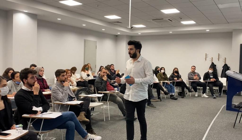 İbrahim Bedir Ünlü İsimlere İletişim Danışmanlığı Yapıyor