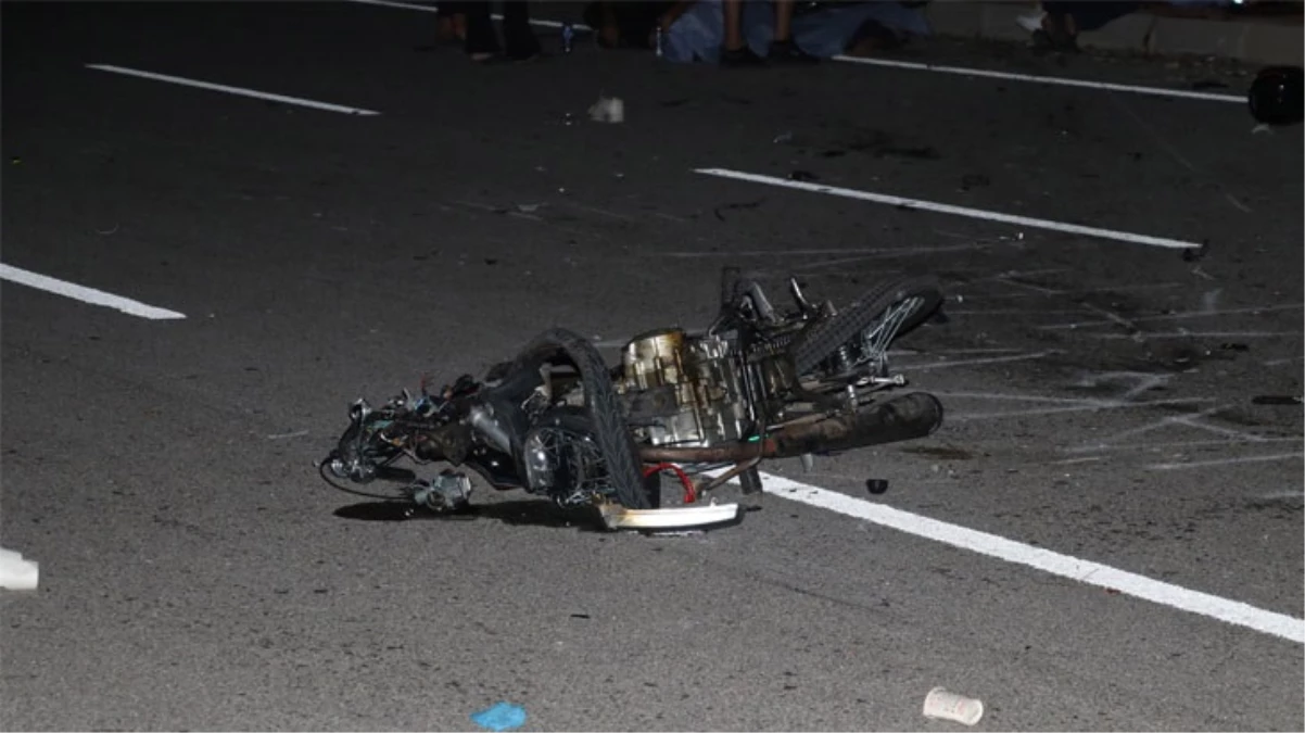 Antalya’da trafiğe kapalı yolda 2 motosiklet kafa kafaya çarpıştı! 3 genç hayatını kaybetti