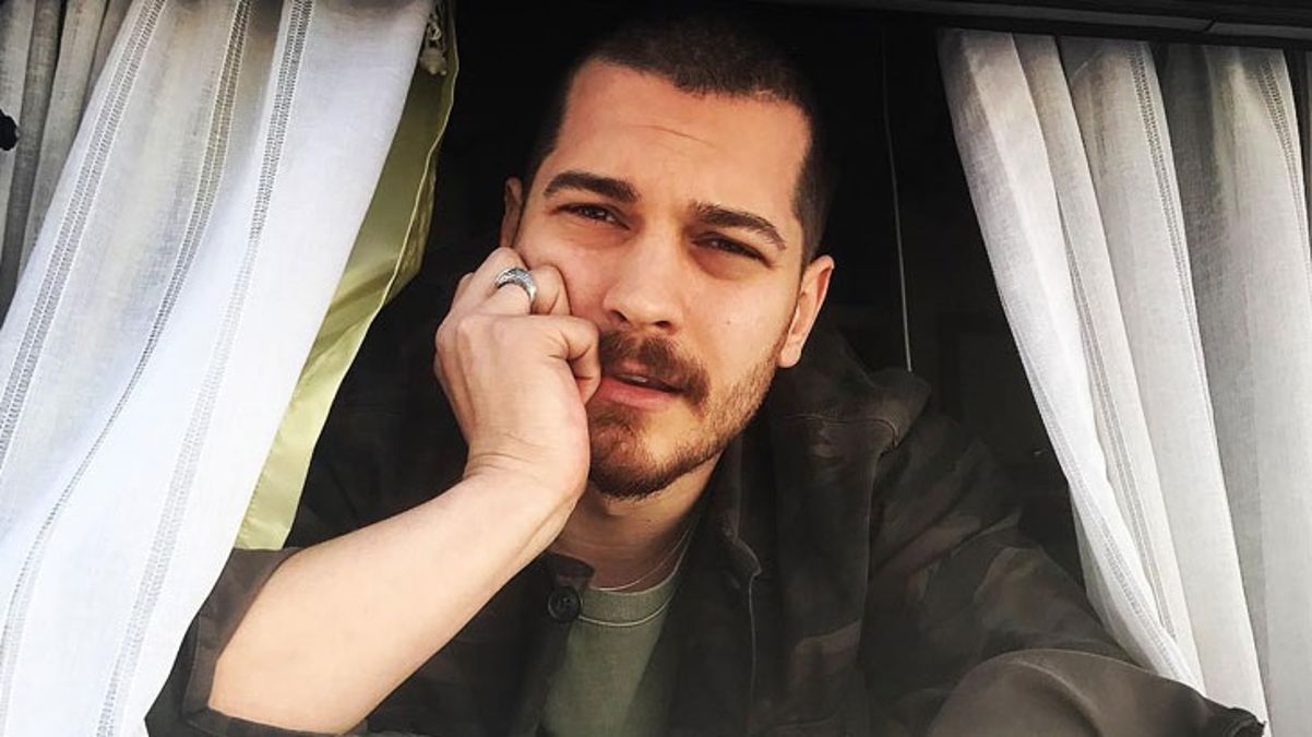 Çağatay Ulusoy, yeni filmi Biz Bir Aileyiz filminin çekimleri ertelendi