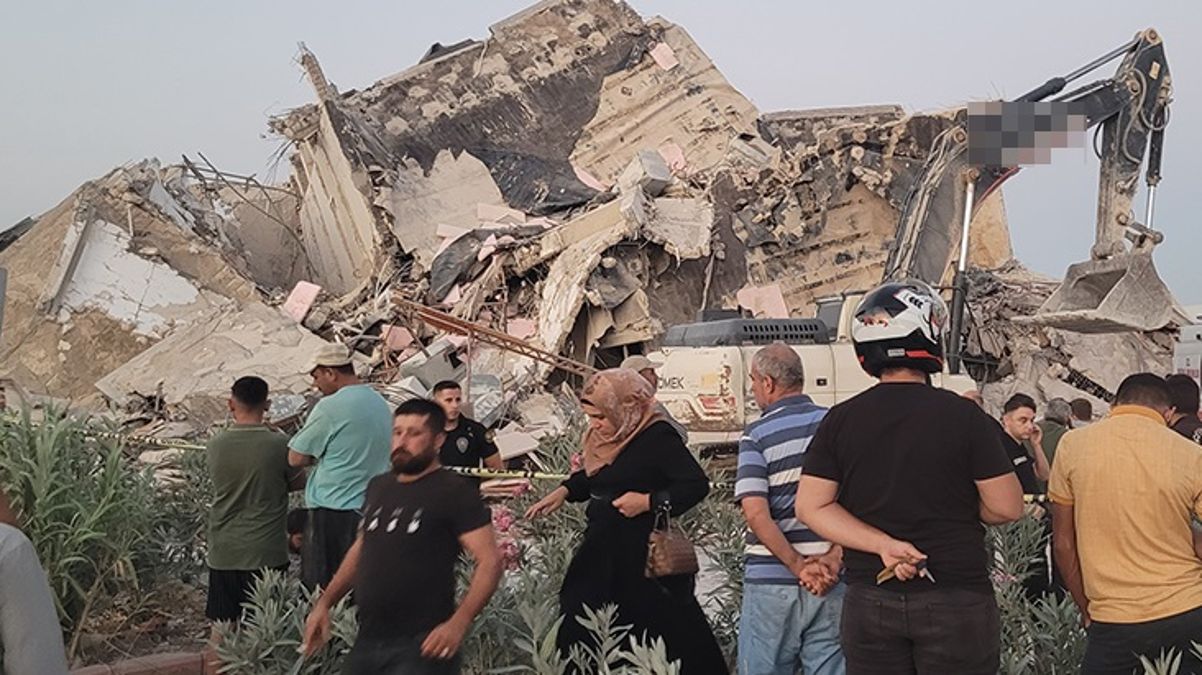 Hatay’da kontrollü yıkılan 8 katlı bina iş makinesinin üzerine devrildi: 1 ölü, 3 işçi enkaz altında