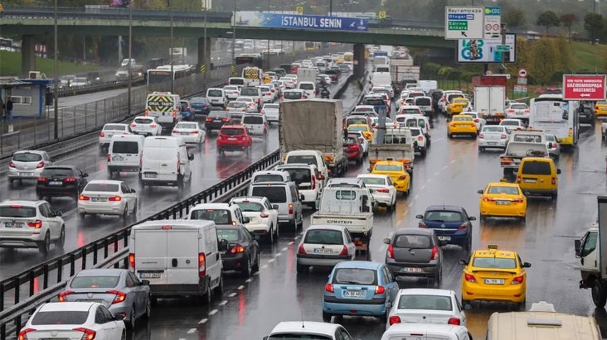 İstanbul’da etkili olan yağış trafiği felç etti! Yoğunluk yüzde 80 seviyesini geçti