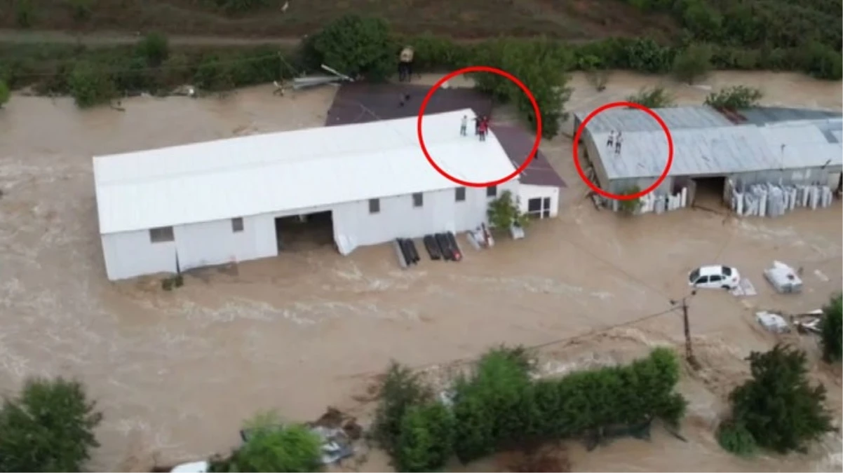 İstanbul’da taşan dereden korunmak için çatıya çıkarak canını kurtaran işçiler helikopter yardımı bekliyor