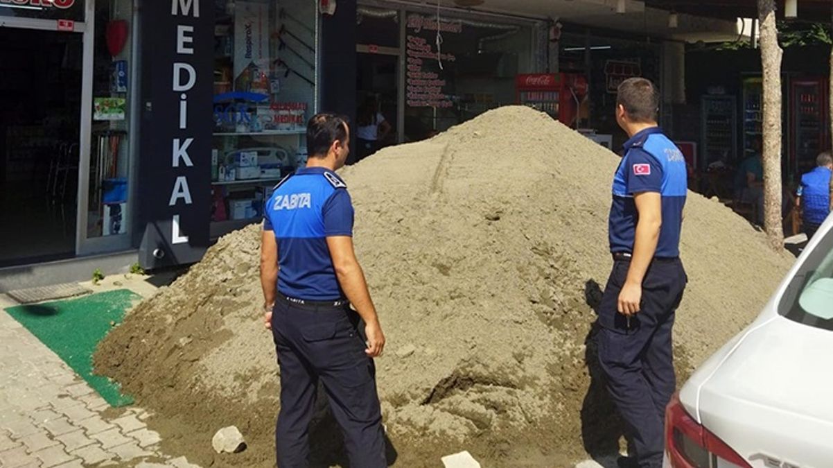 Kiracısının işlettiği pastanenin önüne kum döken adama 30 bin lira para cezası kesildi