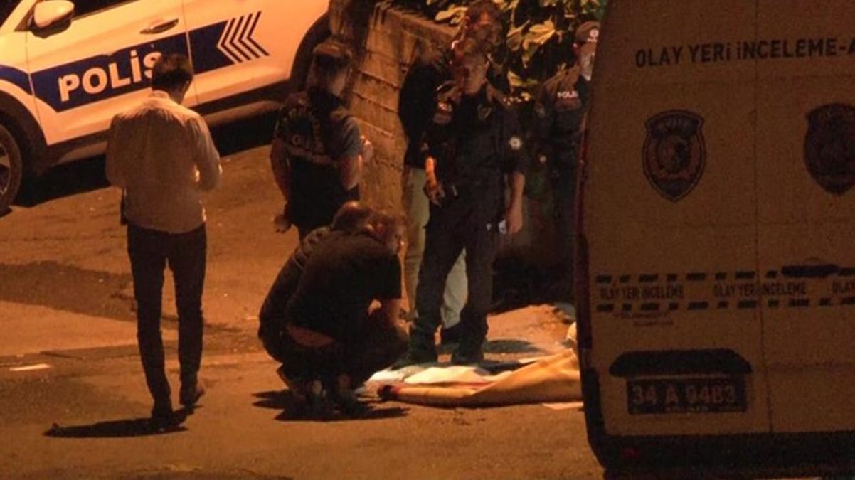 Pendik’te bir sokakta halıya sarılı erkek cesedi bulundu