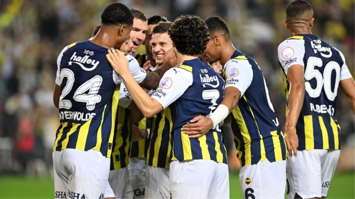Son Dakika: Kanarya ilk yarıda fişi çekti! Süper Lig’in 3. hafta erteleme maçında Fenerbahçe, RAMS Başakşehir’i 4-0 mağlup etti