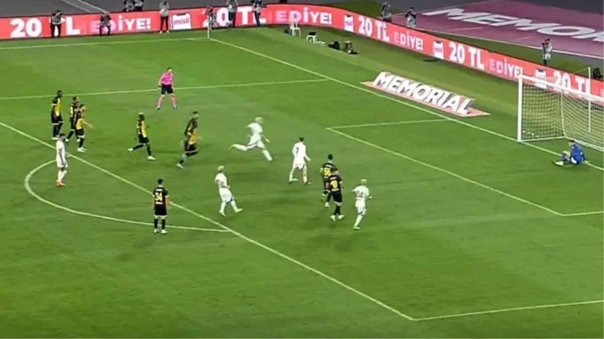 Ünlü yorumculardan Galatasaray’ın kaçırdığı penaltıya zehir zemberek sözler