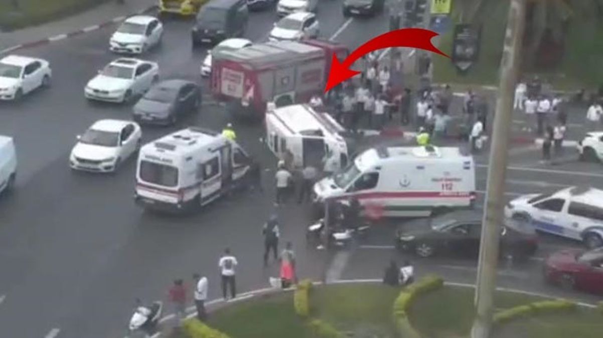 İstanbul’un göbeğinde korkutan kaza! Araçla çarpışan ambulans yan yattı