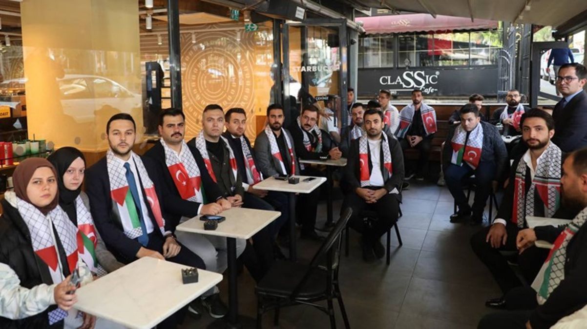 AK Parti Gençlik Kolları’ndan 81 ildeki Starbucks şubelerinde “Yer kapatma” eylemi