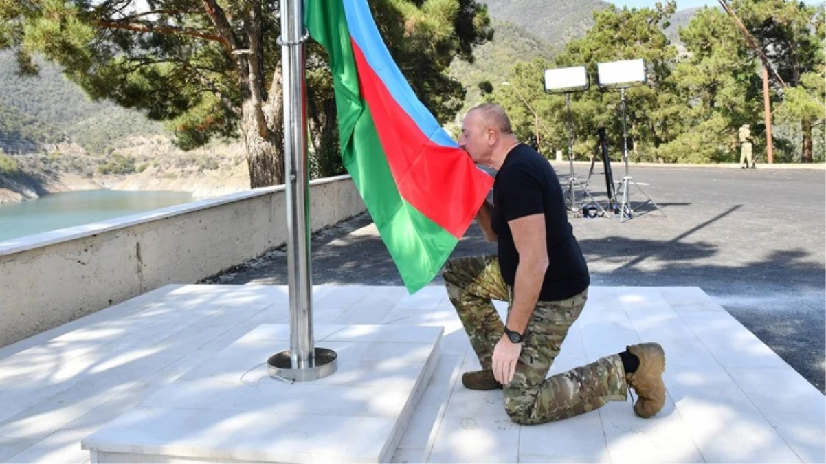 Aliyev, 613 sivilin katledildiği Hocalı’da Azerbaycan bayrağını göndere çekti