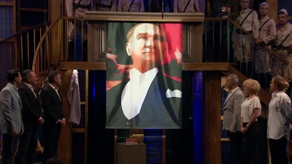 Güldür Güldür’den duygulandıran 29 Ekim skeci! Ali Sunal gözyaşlarını tutamadı