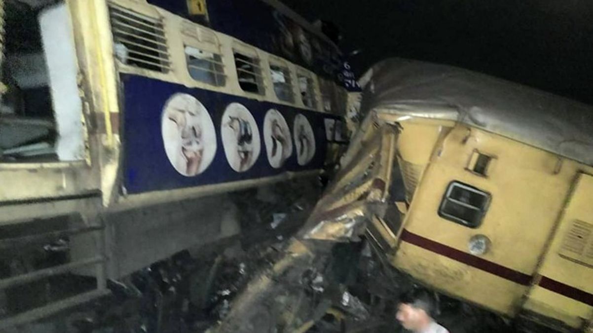 Hindistan’da iki tren çarpıştı: 10 ölü, 25 yaralı