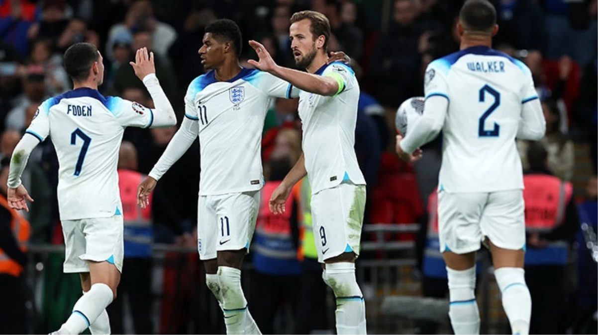 İngiltere-İtalya maçında yapılan İsrail anonsu sonrası tribünler hep bir ağızdan aynı tezahüratı yaptı