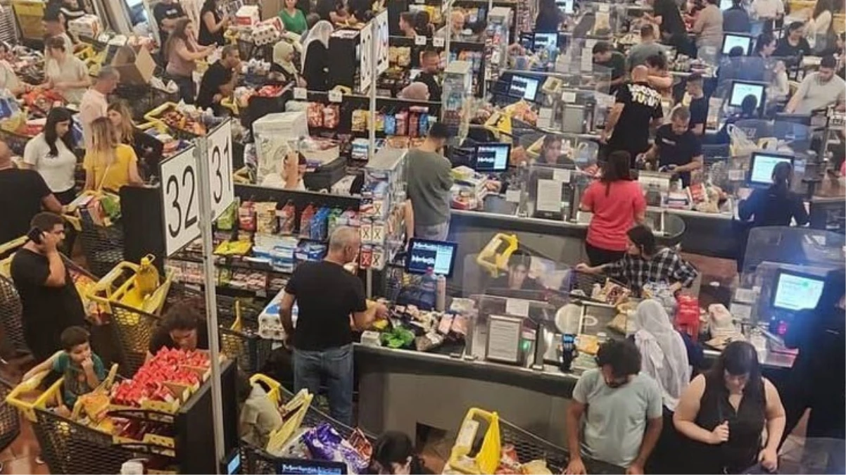 İsrail’de 72 saati idare ettirecek kadar gıda stoku çağrısı sonrası İsrailliler marketlere akın etti