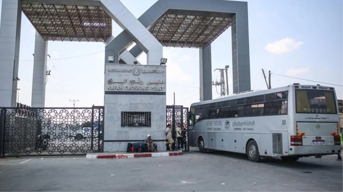 İsrail ordusu Gazze’den Mısır’a açılan Refah Sınır Kapısı’nı vurdu