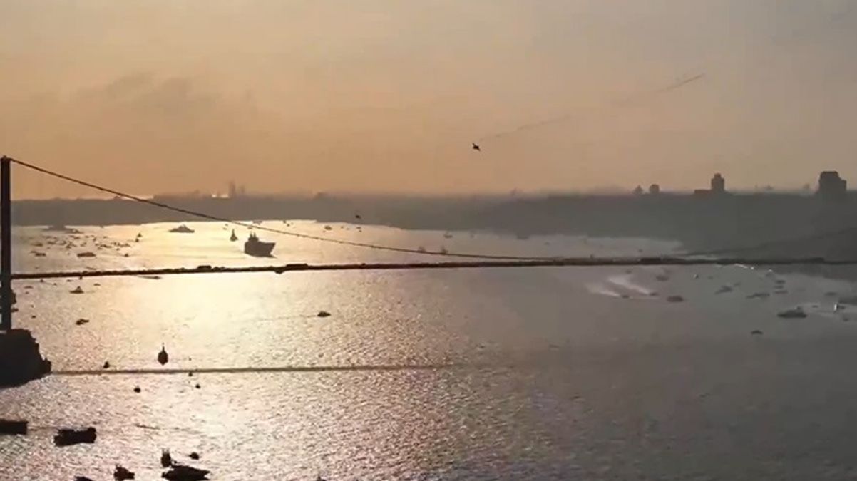 İstanbul Boğazı’nda gösteri düzenleyen SOLOTÜRK, köprünün altından geçti