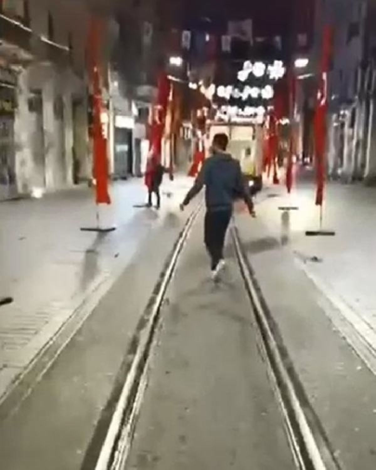İstiklal Caddesi’nde bayrakları kıran ve üzerlerine basan şahıs gözaltına alındı