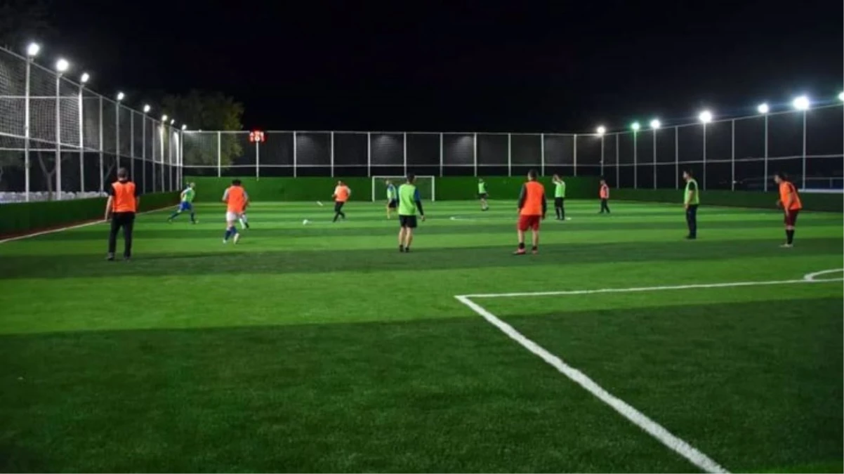 Maç oynandığı anda halı sahaya isabet eden mermi müdiriyet odasına düştü