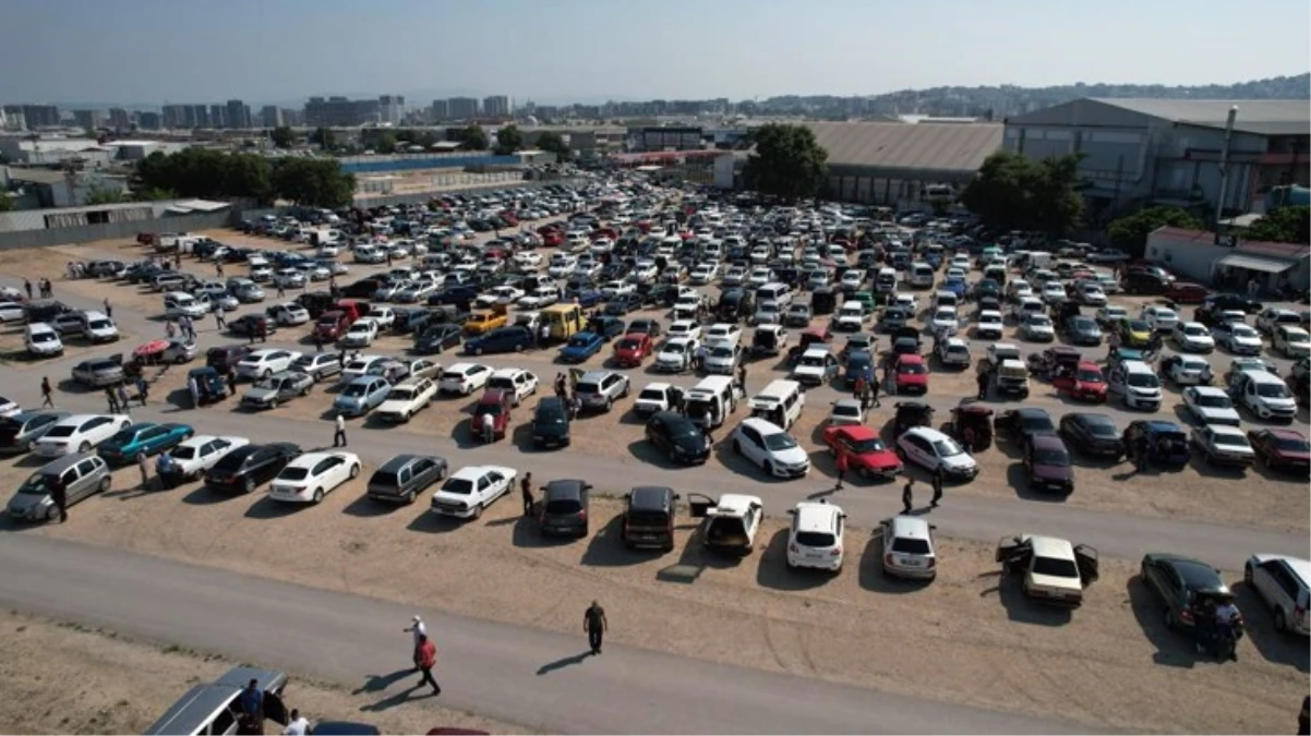 Oto pazarlarında durgunluk! 3-4 ay önce iğne atsan yere düşmüyordu, şimdi sinek avlıyorlar