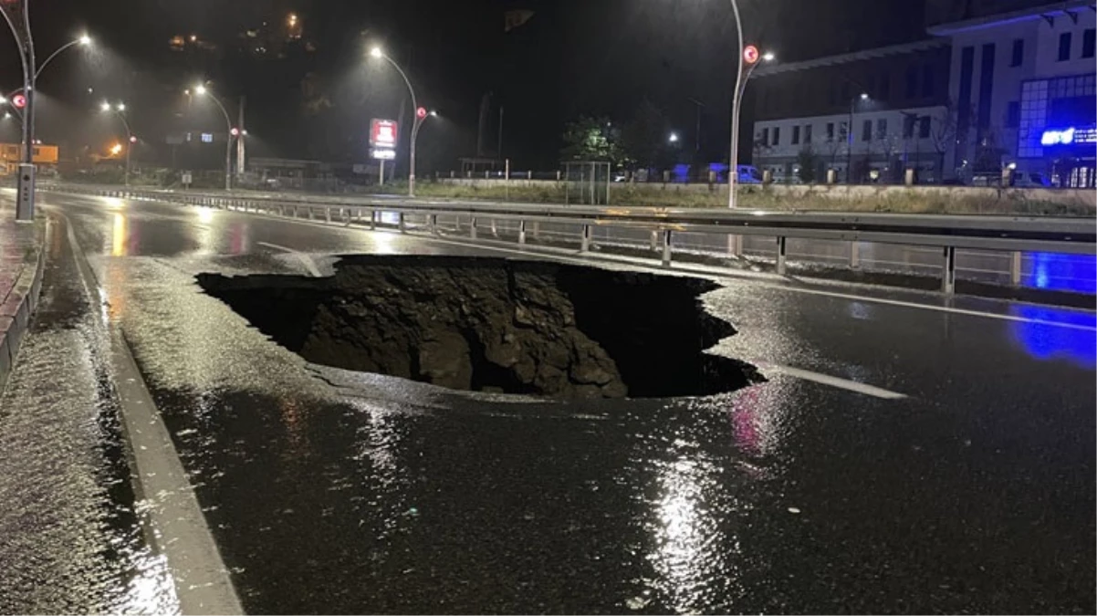 Rize’de şiddetli yağış nedeniyle kara yolu çöktü