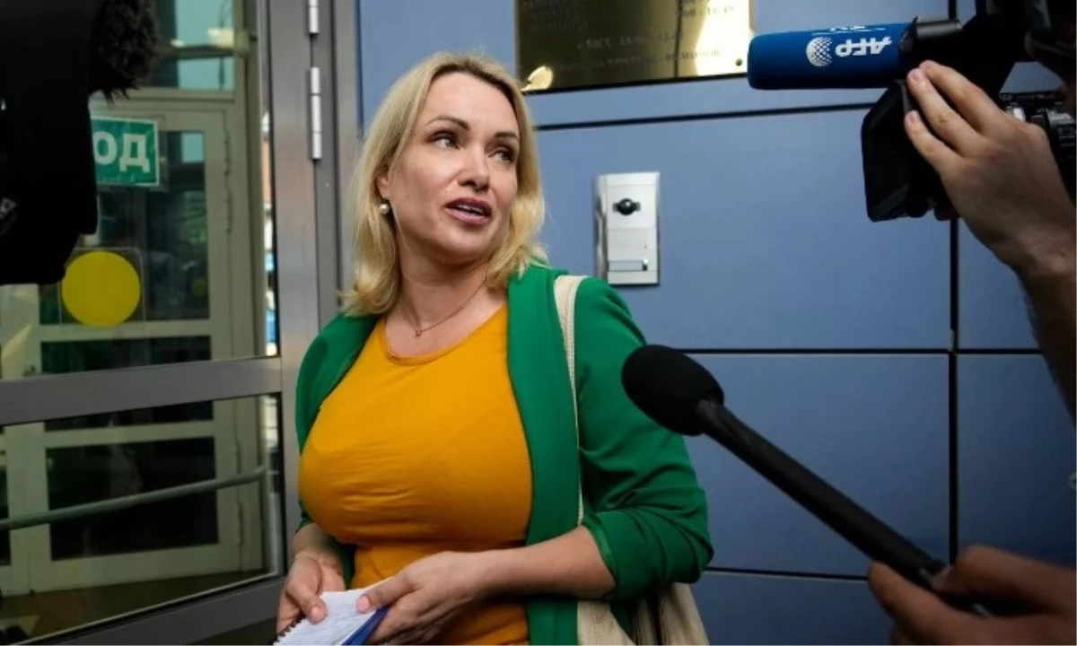 Canlı yayın sırasında “Savaşı durdurun” pankartı açan gazeteciye hapis cezası