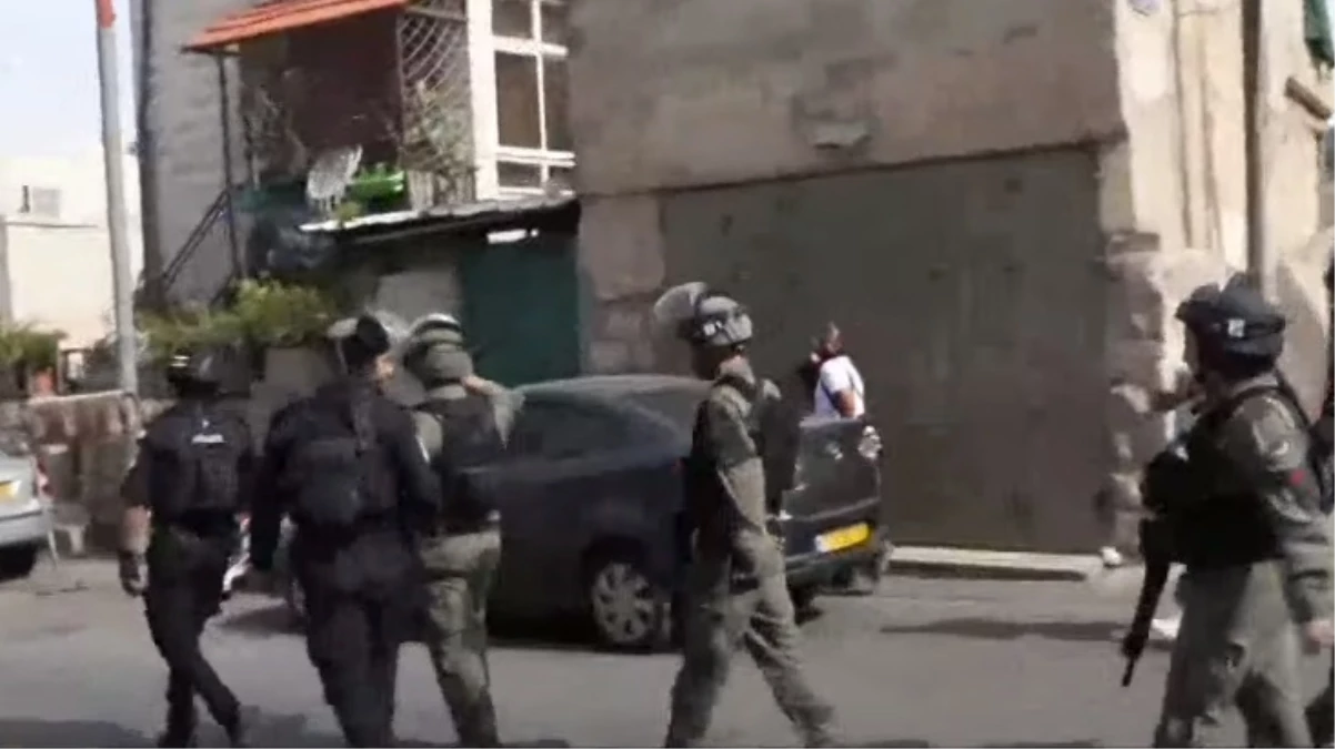 Son Dakika: Mescid-i Aksa’da cuma saatinde yine aynı manzara! İsrail polisi gaz bombası attı