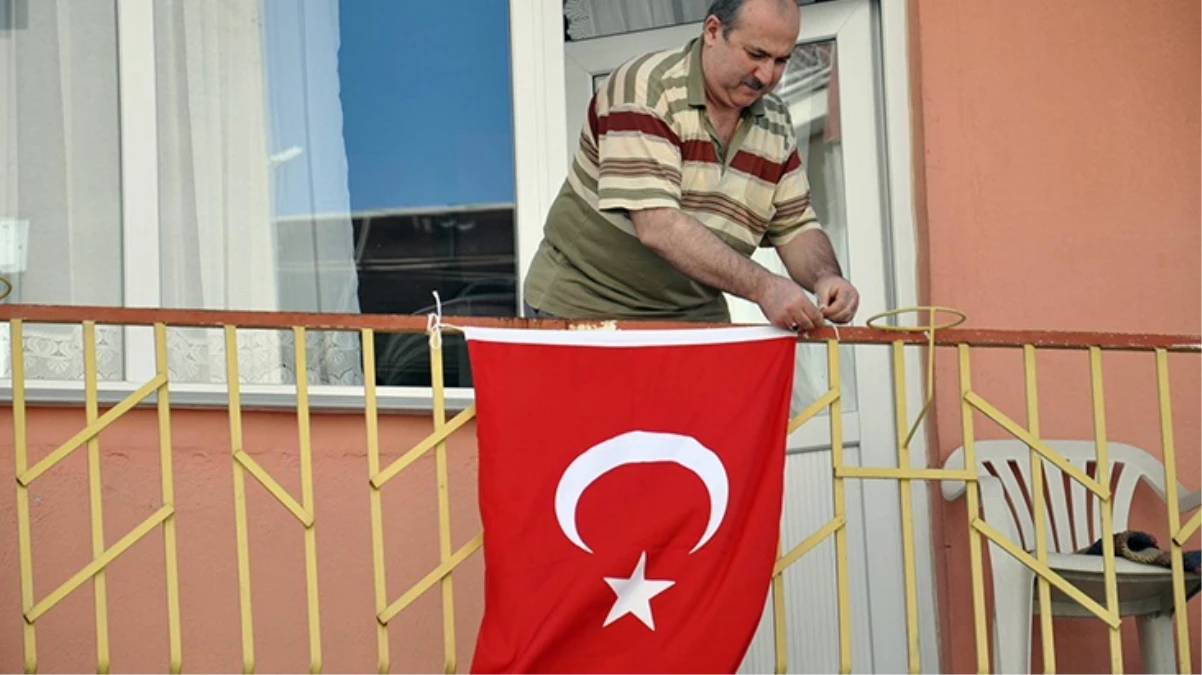 Türkiye’nin Bayrak Asan Dayı’sı bu kez Cumhuriyet’in 100. yılı için evinin balkonuna bayrak astı