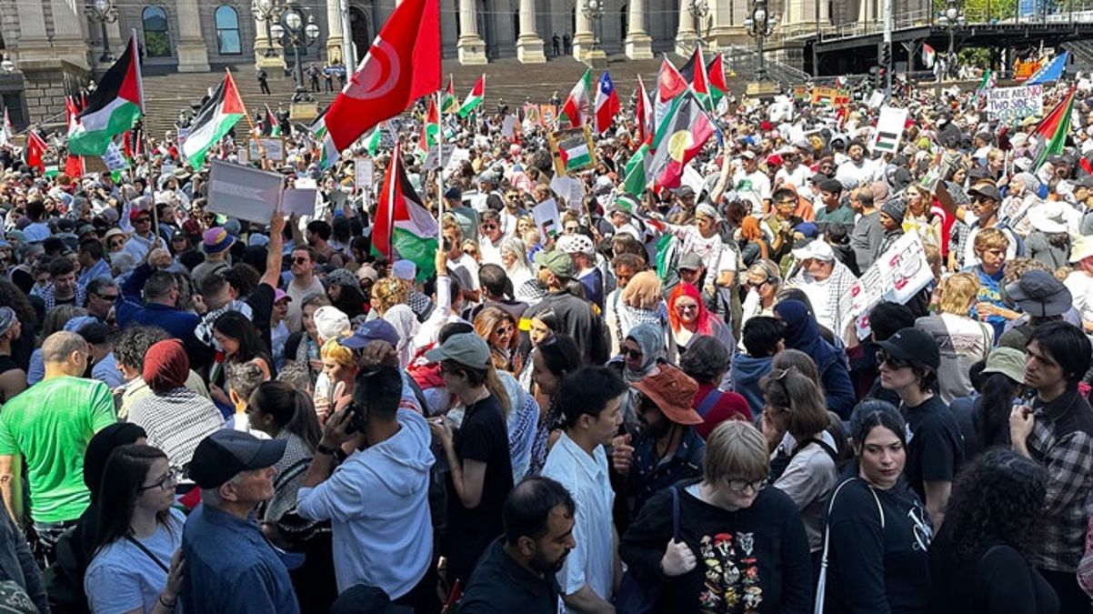 Avustralya’da on binlerce kişi Gazze için sokaklara indi