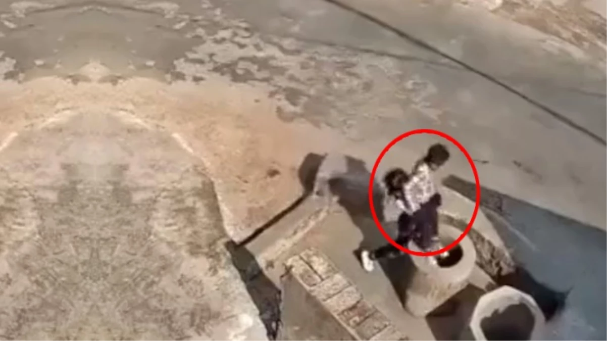 Beraber oynadığı küçük çocuğu kör kuyuya attı! Kamera o anda kayıttaydı