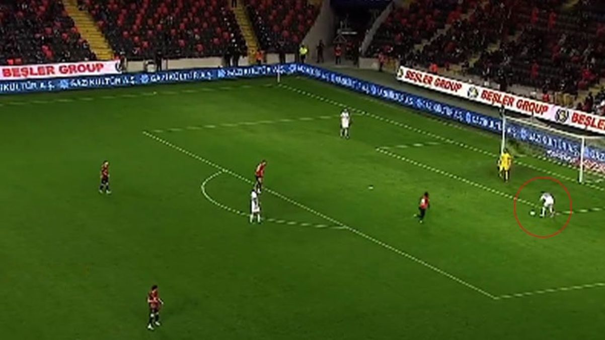 Bir anlık dalgınlığın bedeli pahalıya patladı! Süper Lig’de görülmemiş penaltı