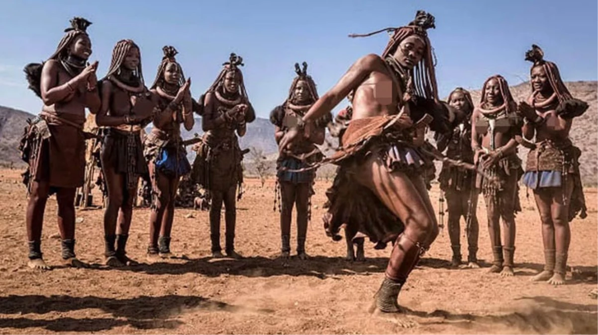 Bu nasıl gelenek! Namibya’nın Himba kabilesinin üyeleri, nezaket göstergesi olarak erkek misafirlere eşlerini sunuyor