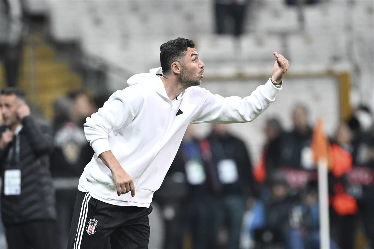 Dolmabahçe’yi inlettiler! Burak Yılmaz’ı hedef alan Beşiktaşlılar tribünde tek bir hocanın adını haykırdı
