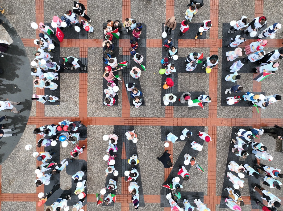 Bursa’da 5 bin çocuk, Filistin İçin 1,5 km’lik sevgi zinciri oluşturdu