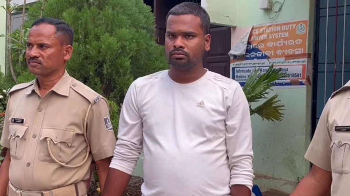 Cani baba, eşi ve çocuğunun bulunduğu odaya yılan bırakıp ölümlerini izledi