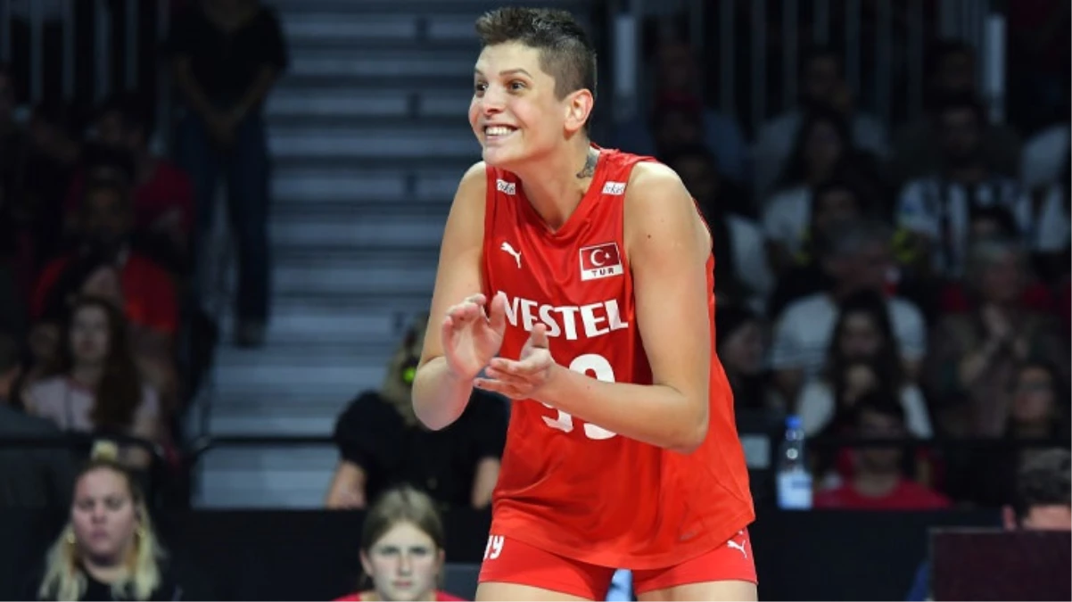 Milli takımın en sansasyonel ismi Ebrar Kararkurt’tan mest eden dövme