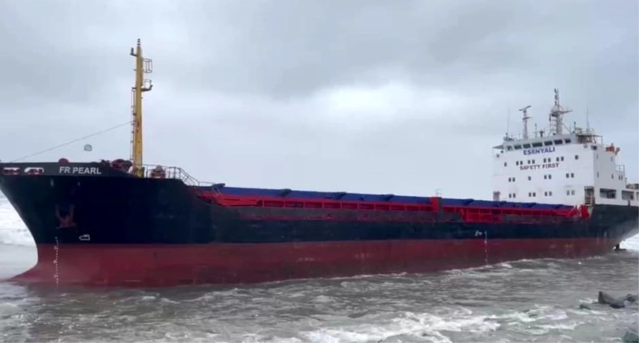 Fırtınanın etkili olduğu Artvin’de dev dalgaların sürüklediği kuru yük gemisi karaya oturdu