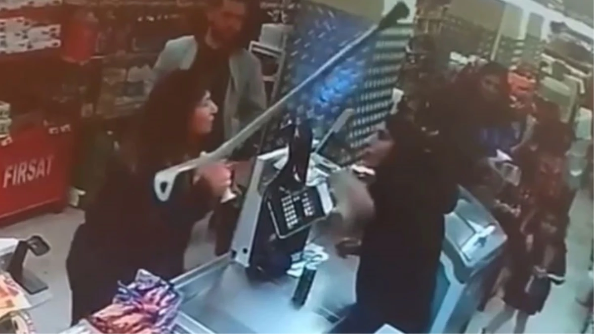 İkinci kasanın açılmamasına öfkelenen kadın, kasiyere koltuk değneğiyle saldırdı