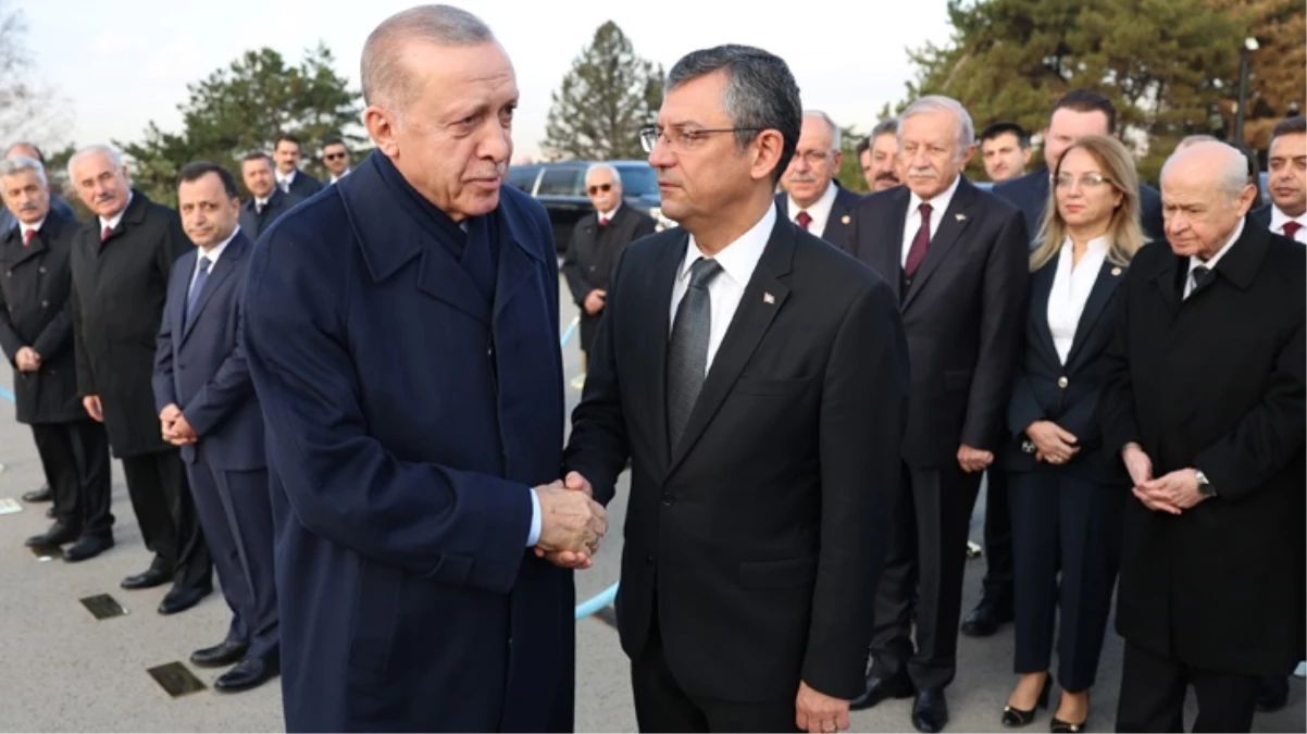 İlk karşılaşma! Cumhurbaşkanı Erdoğan ile CHP lideri Özel Anıtkabir’de tokalaştı