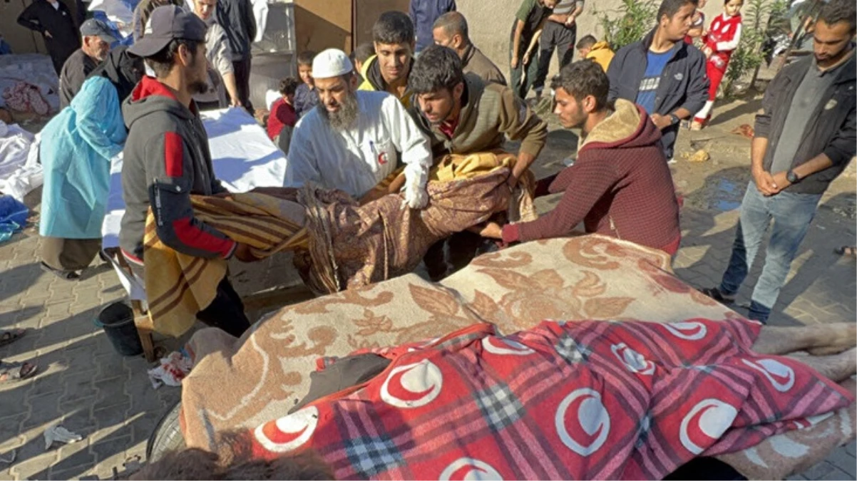 İsrail, Gazze’deki Endonezya Hastanesi’ni vurdu: Cesetler üst üste yığılmış durumda