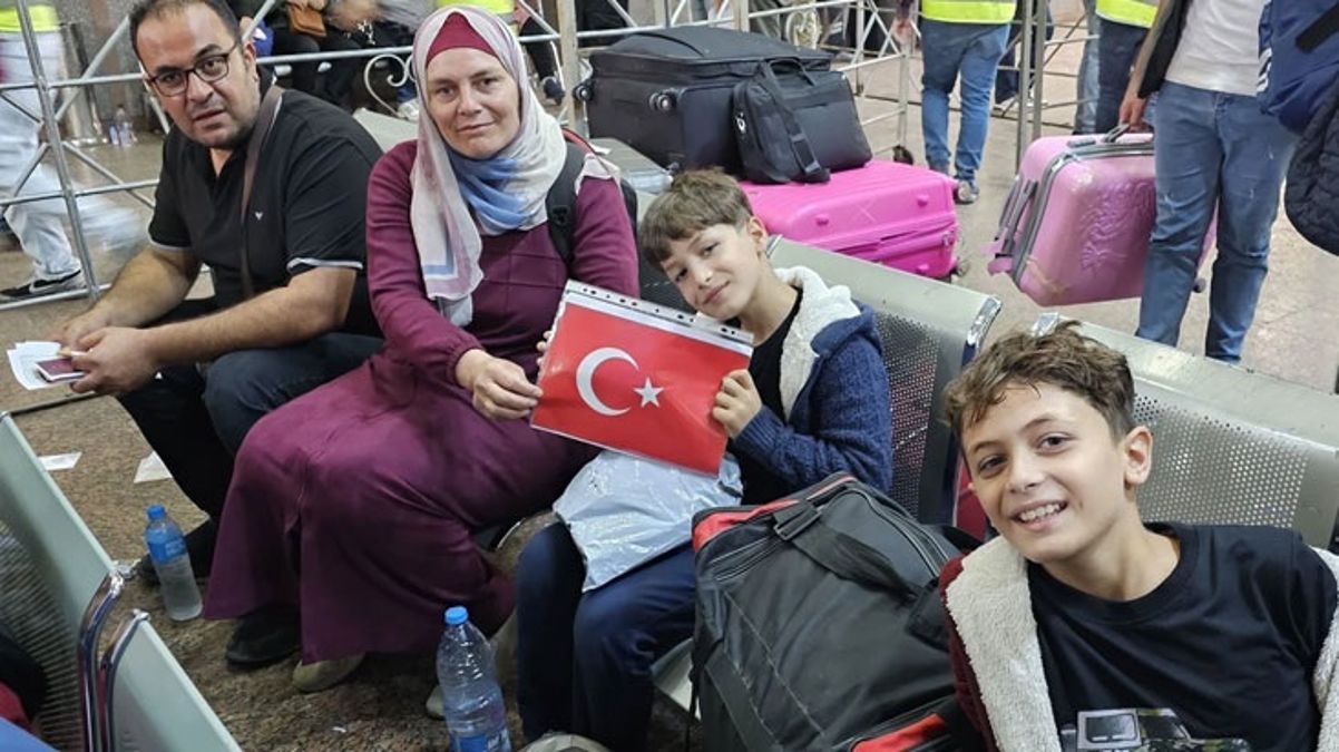 İsrail işgali altındaki Gazze’den tahliye bekleyen Türk ve KKTC vatandaşları Mısır’a ulaştı