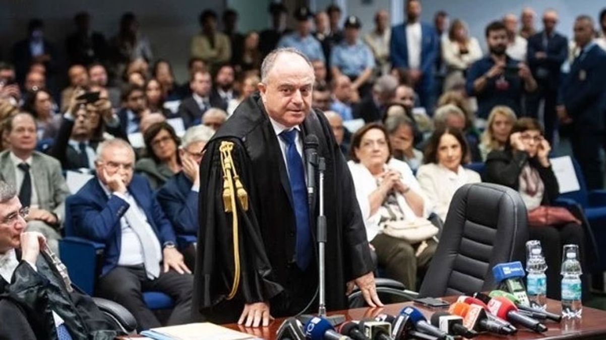 İtalya’nın en büyük mafya davasında içlerinde polis ve politikacıların da bulunduğu kişilere 2 bin 100 yıldan fazla hapis cezası verildi