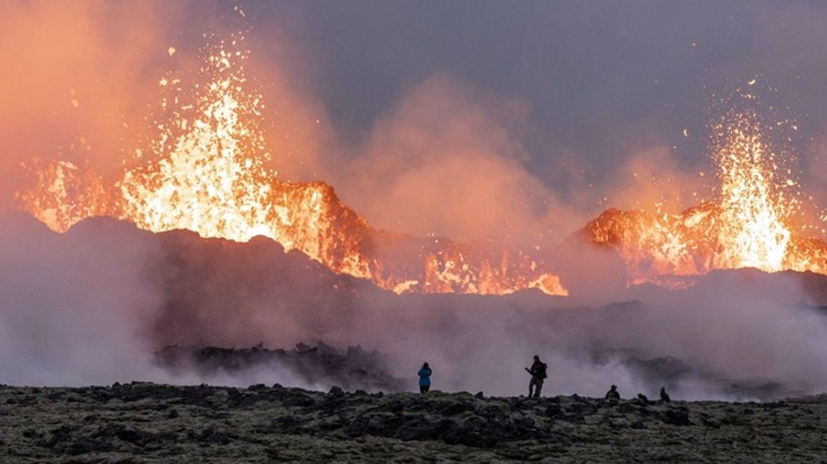 İzlanda’da yanardağ patlaması riski: Grindavik kasabası tahliye edildi