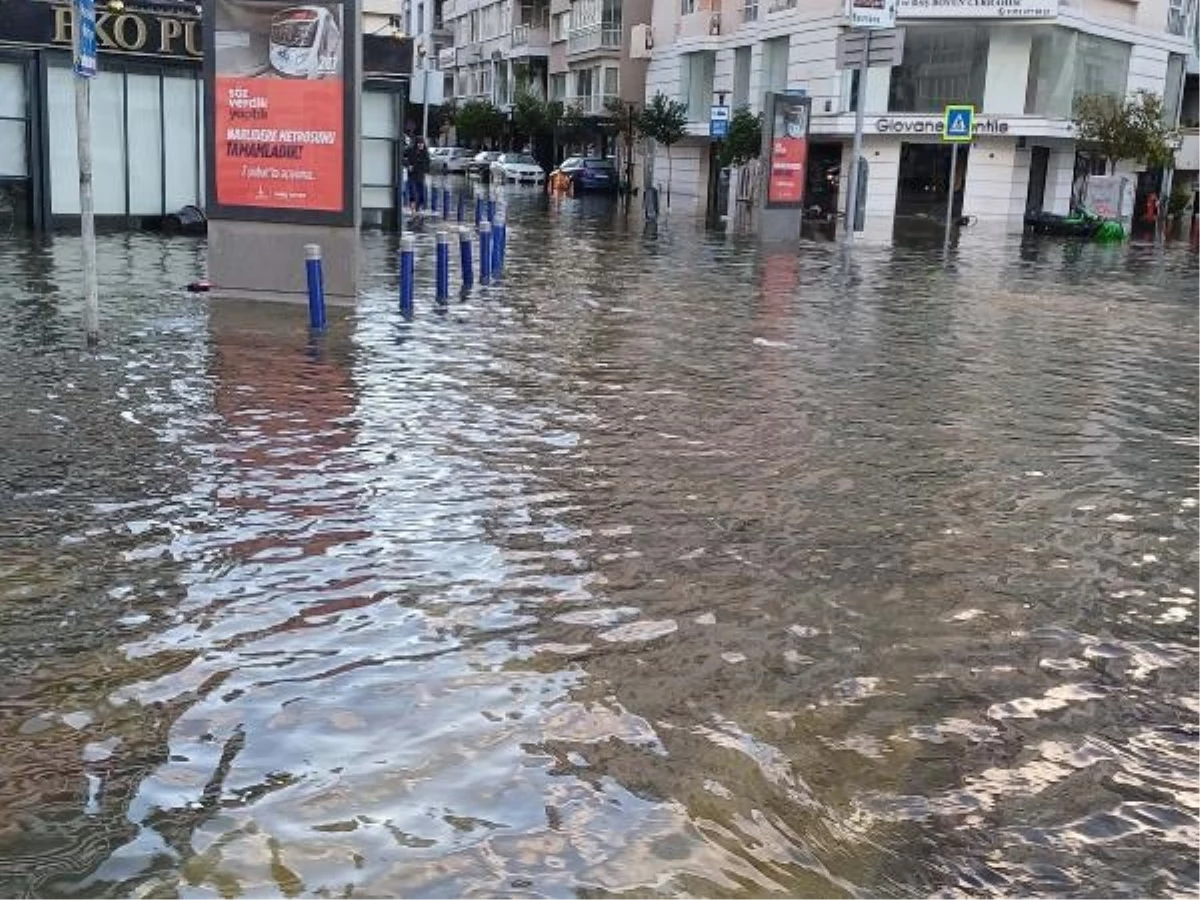 İzmir’de şiddetli yağış ve fırtına, tsunami etkisi yarattı! 2 ilçede deniz taştı, yollar göle döndü